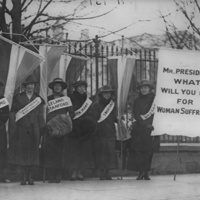 Women_suffragists_picketing_in_front_of_the_White_house.jpg